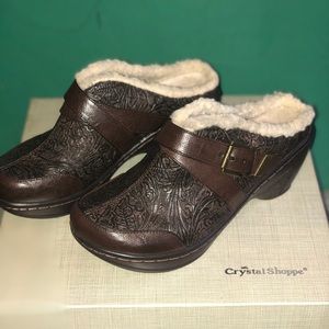 JBU brown and cream clogs